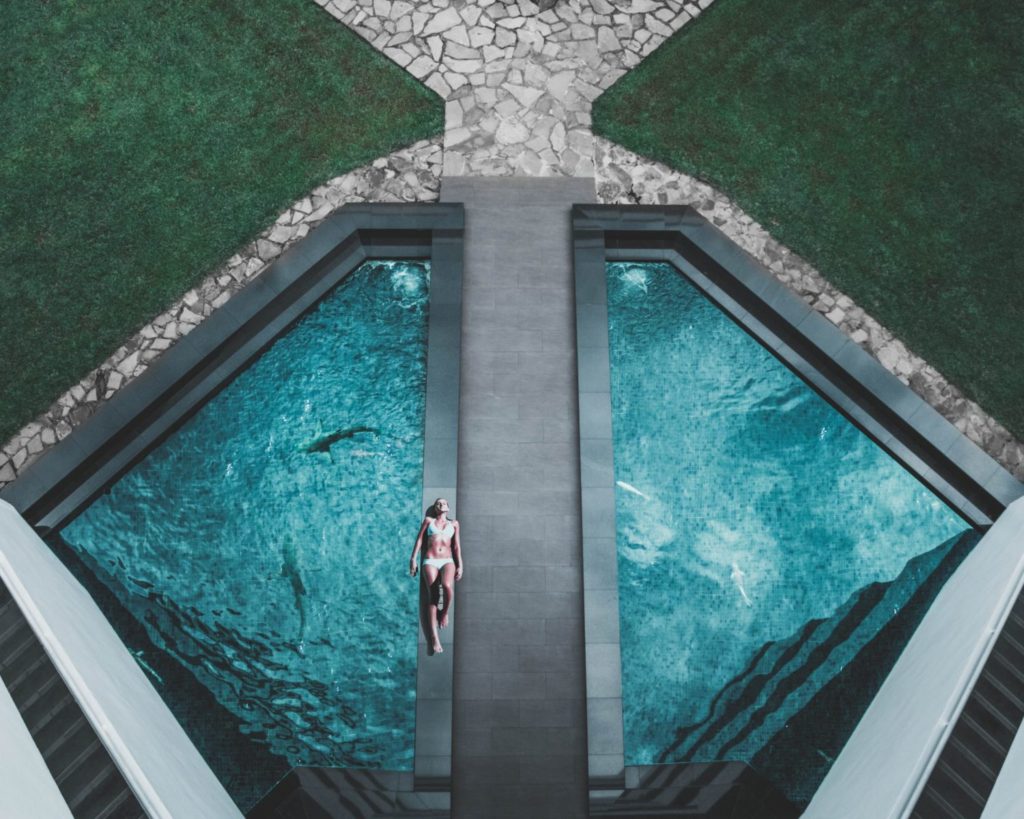 Fliesen und Feinsteinzeug für Pools und Schwimmbäder in Teichoptik