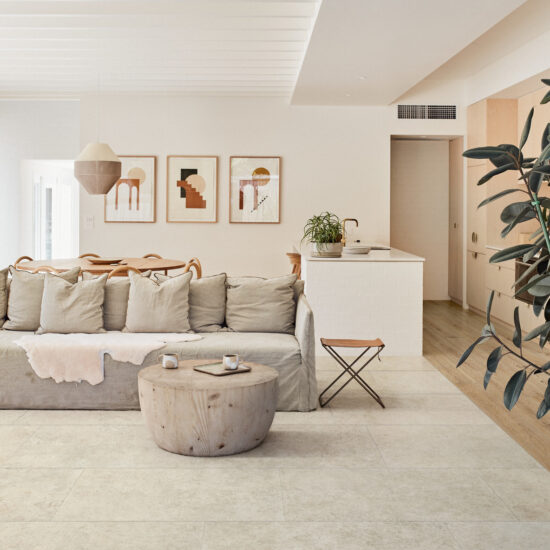 Wohnzimmer mit Fliesenboden