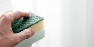 Fliesen und Mosaik – Reinigung und Pflege Glasmosaik reinigt man mit Glasreinigern ohne schleifende Bestandteile. Feinsteinzeugmosaiken können mit Feinsteinzeugreinigern einfach gereinigt werden.