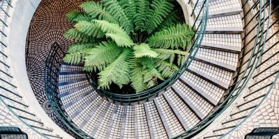 Fliesen und Mosaik – Ökologische Aspekte Die Ökobilanz der Herstellung von Mosaik fällt gut aus, da Mosaike hauptsächlich aus „natürlichen” Rohstoffen (hauptsächlich Stein, Sand, Mineralien) hergestellt werden.